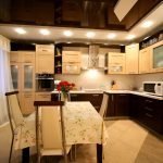 Cocina con muebles de dos tonos.