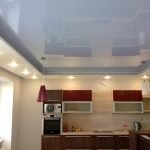 Luces empotradas alrededor de la habitación