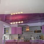 Interior en blanco y lila.