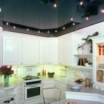 La combinación de muebles blancos y techo negro.
