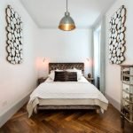Paredes brillantes en una habitación pequeña