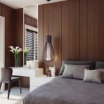 Paredes debajo de un árbol en una habitación