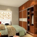 Armario de madera en una habitación pequeña.