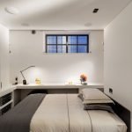 Habitación pequeña con ventana.