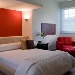Destacando sobre la cama en el dormitorio