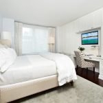 Muebles brillantes en el dormitorio