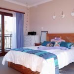 Cortinas azules en el dormitorio