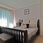 Cama de madera en el dormitorio