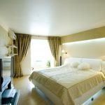 Cama en el dormitorio con luz.
