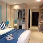 Cama amplia en el dormitorio