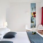 Paredes blancas en el dormitorio 16 sq. m