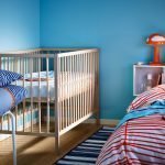 Decoración de un dormitorio con una cuna azul.