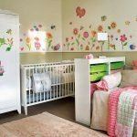 Cuna para bebé en la habitación de los padres.