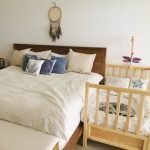 Interior de dormitorio de estilo rústico