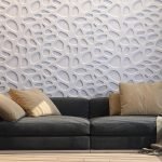 Cortinas oscuras en un interior brillante.