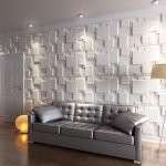 Sofá gris sobre un fondo de pared blanca