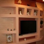 Estantes alrededor de la televisión
