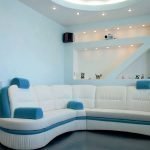 Sofá blanco en interior azul