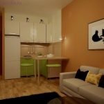 Paredes naranjas en el interior del estudio de 26 metros cuadrados.
