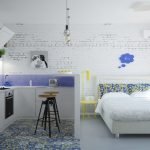 Reloj azul en una pared blanca