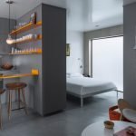 Anaranjados estantes y mesa en un interior gris