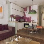 Sillas multicolores junto a la mesa