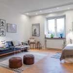 Otomanas de cuero en el interior de un estudio de 26 metros cuadrados