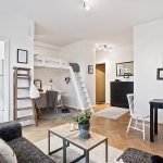 Cama con una escalera sobre el escritorio