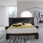 Lámpara sobre la cama
