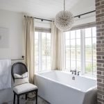 Gran ventana de esquina en el baño.