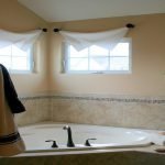 Pequeñas ventanas en el baño.
