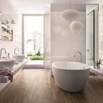Baño redondo en una habitación con ventana.