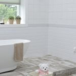 Azulejo blanco en el baño