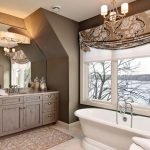 Decoración original de un baño con ventana.