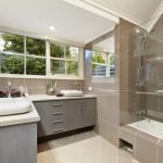 Baño luminoso con ventana