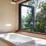 Ventana abierta en el baño