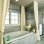 Cortinas en el baño con ventana.