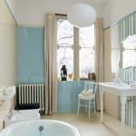 Paredes azules en el baño