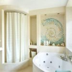 Cuarto de baño con una gran ventana