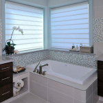 Ventana de esquina en el baño