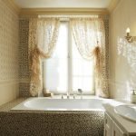 Cortinas en el baño con ventana.