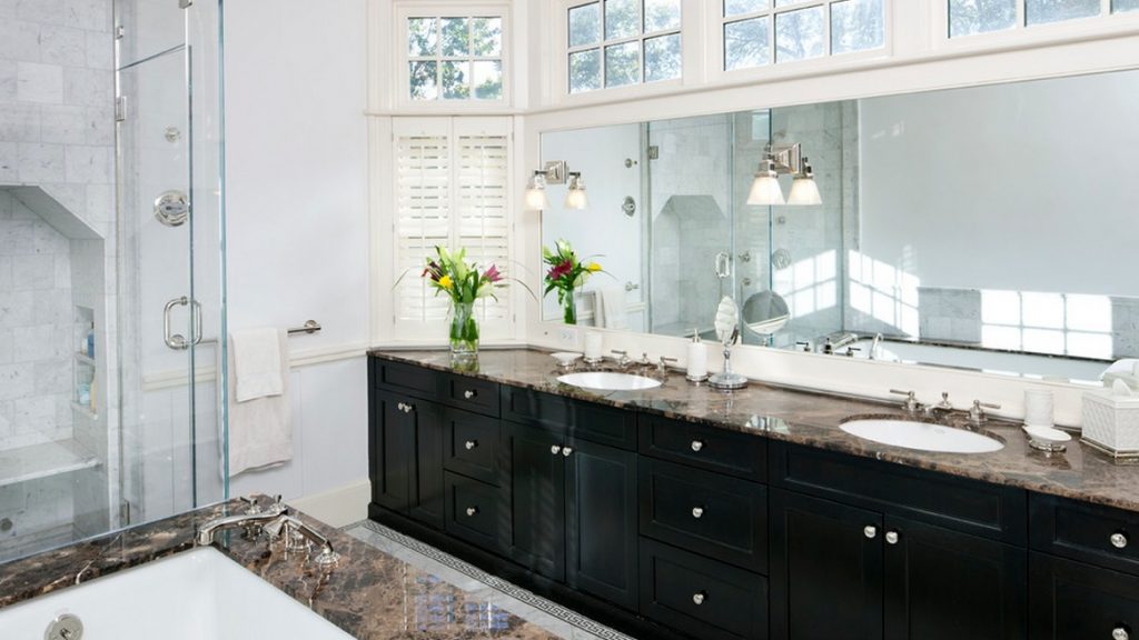 Ang disenyo ng banyo na may window