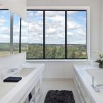 Ventana grande en el baño