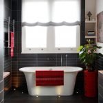 Azulejo negro en el baño con ventana