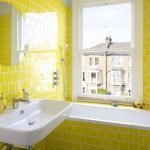 Azulejo amarillo en el baño con ventana