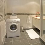 Lavadora moderna en el baño.