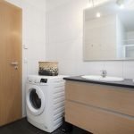Muebles de madera en el baño.