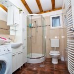 Cuarto de baño con lavadora