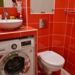 Azulejo naranja en el baño con lavadora
