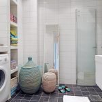 Amplio baño con lavadora.
